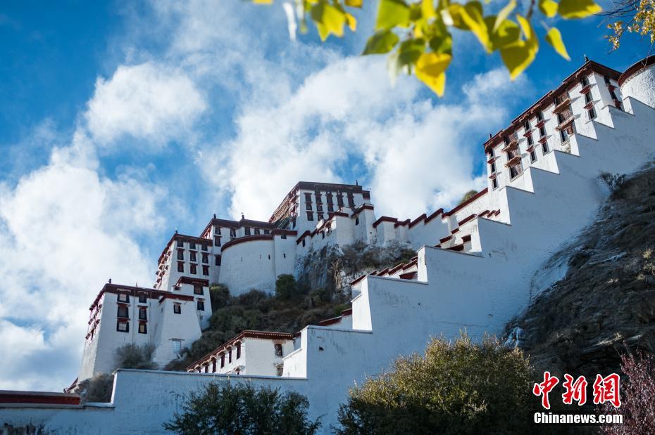 ポタラ宮の壁の塗り替え完了　日光の下で厳かな雰囲気放つ　チベット
