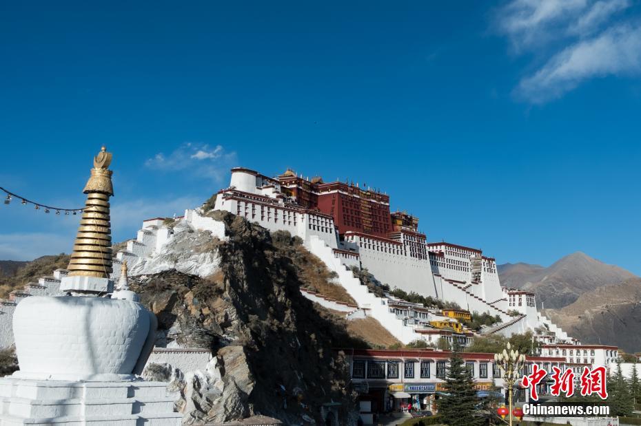 ポタラ宮の壁の塗り替え完了　日光の下で厳かな雰囲気放つ　チベット