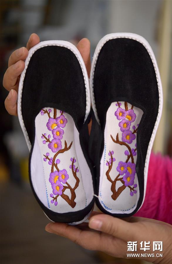 土家刺繍、1針1針に込められたトゥチャ族の風物や情緒　湖北省