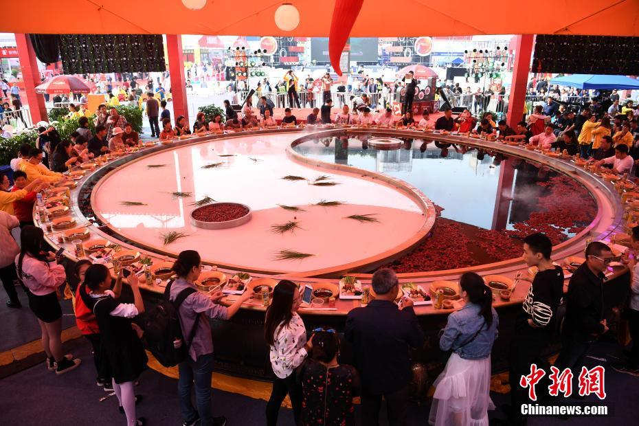 重慶で火鍋グルメ文化イベント開催　大勢の来場者に火鍋振舞う