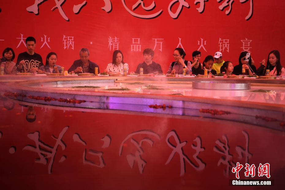 重慶で火鍋グルメ文化イベント開催　大勢の来場者に火鍋振舞う