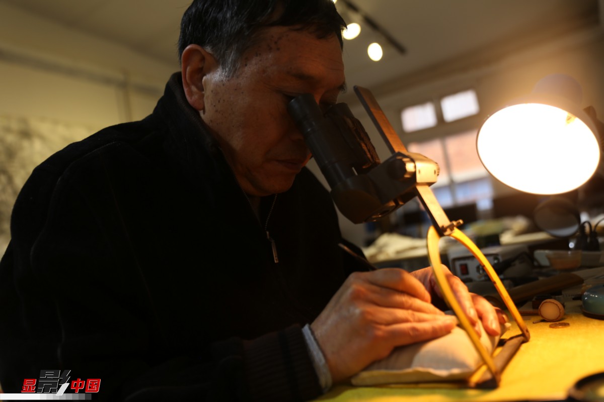 雲南省の「神業を持つ人物」　高い精度の彫刻技術で髪の毛に詩を刻む