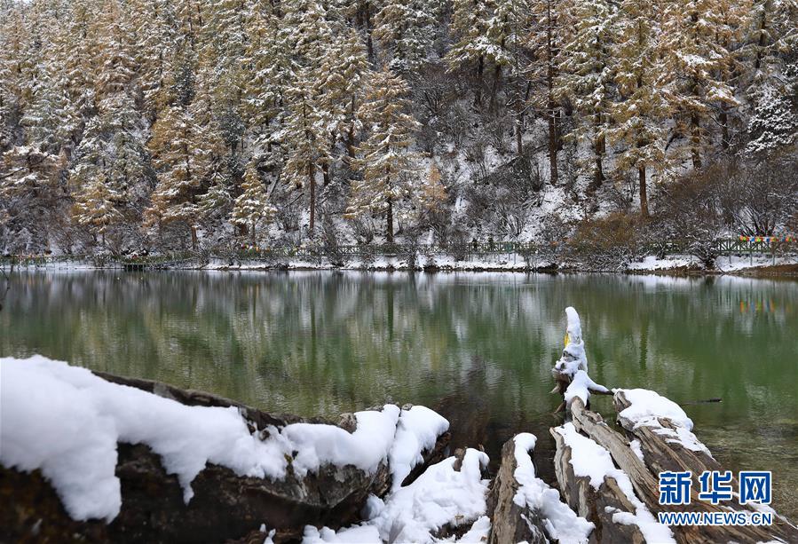 自然豊かな美しい景観、初冬の稲城　四川省
