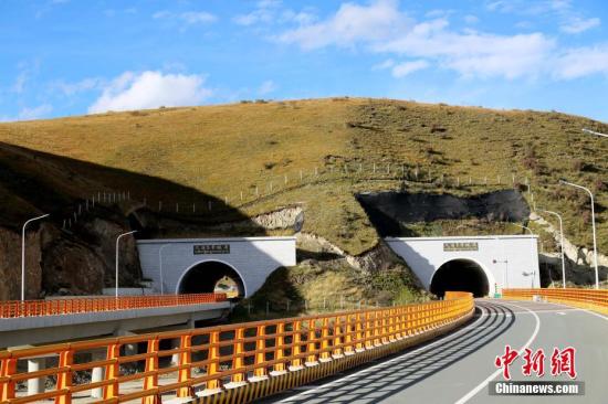 標高世界一の高速道路トンネル「雪山一号」が開通 海抜4400メートル超