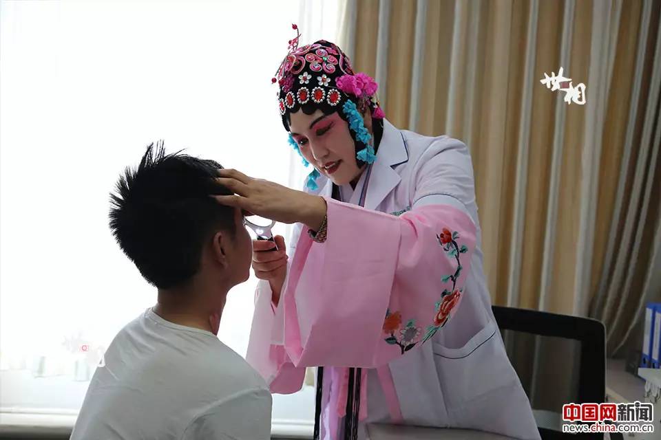 患者をリラックスさせ、話しやすく　京劇メイクで診療する女性医師　北京