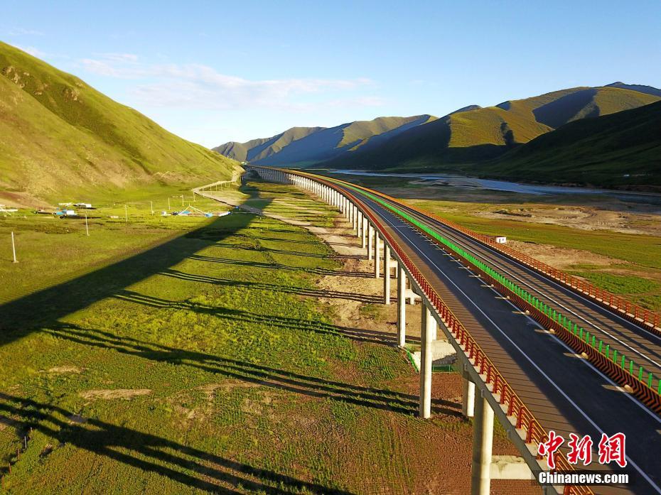 平均標高4千メートルの花久高速道路開通へ　青海省
