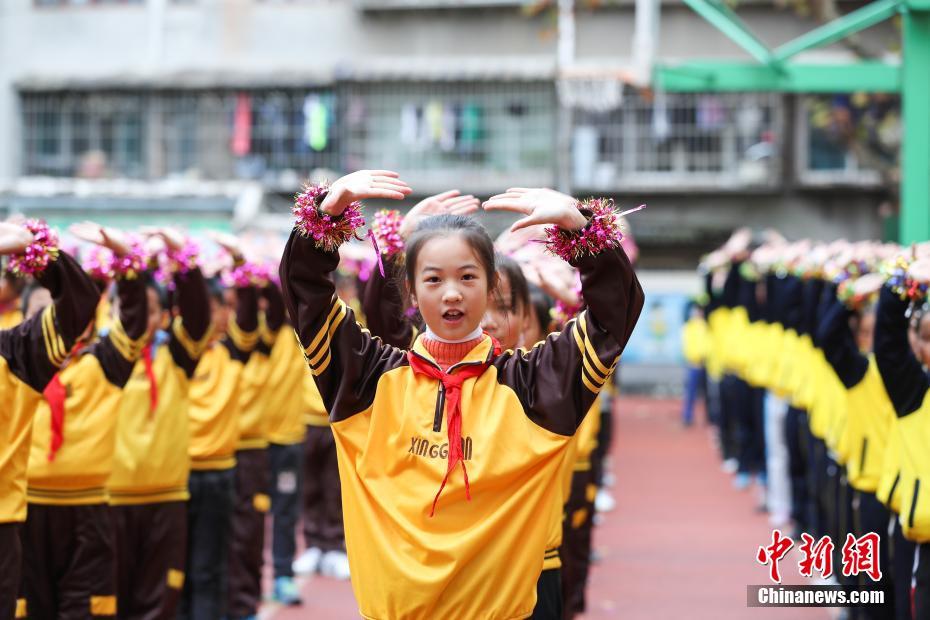 小学校で京劇の動作を取り入れた「戯曲ラジオ体操」創作　貴州省