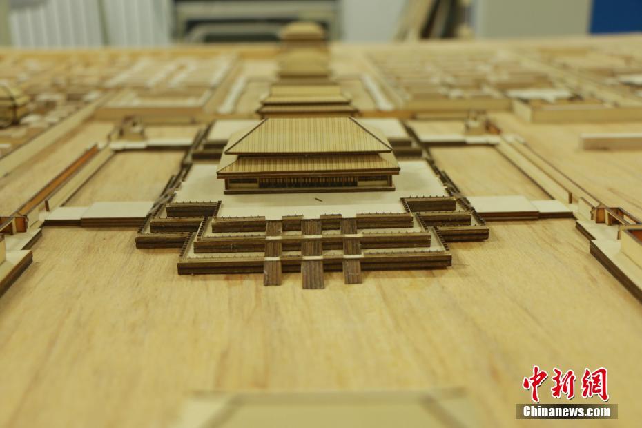厳かな雰囲気を細かく再現　木の板で制作された故宮の模型　大連