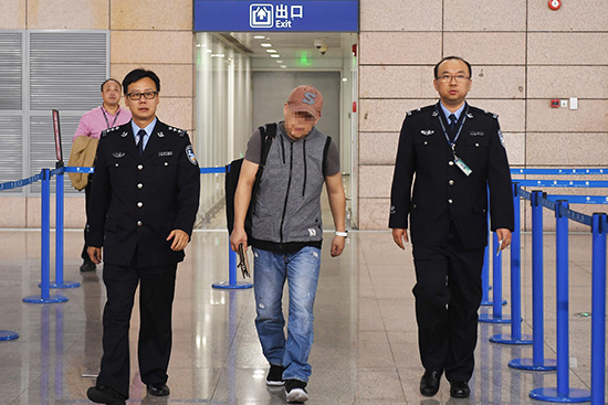 中国警察が米国籍の逃走犯を送還