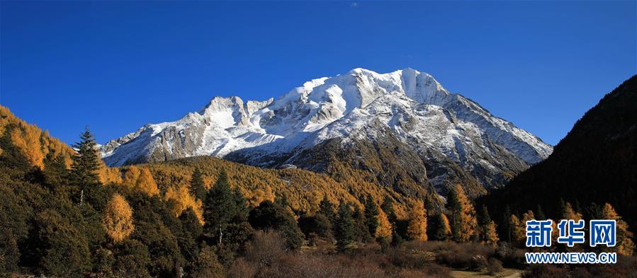 初冬を迎えた雅拉雪山、雄大な景色広がる　　四川省