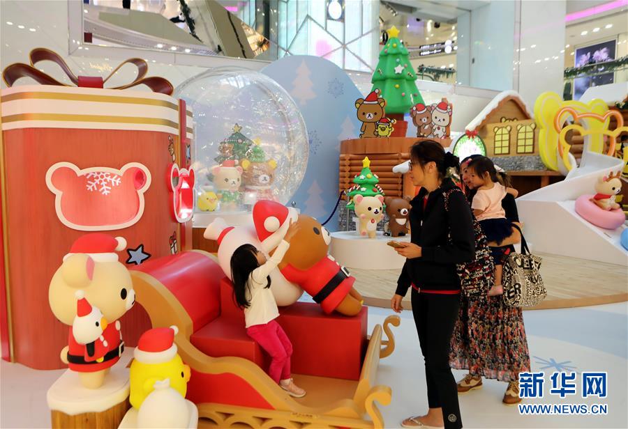 クリスマスムード一色の香港のショッピングモール