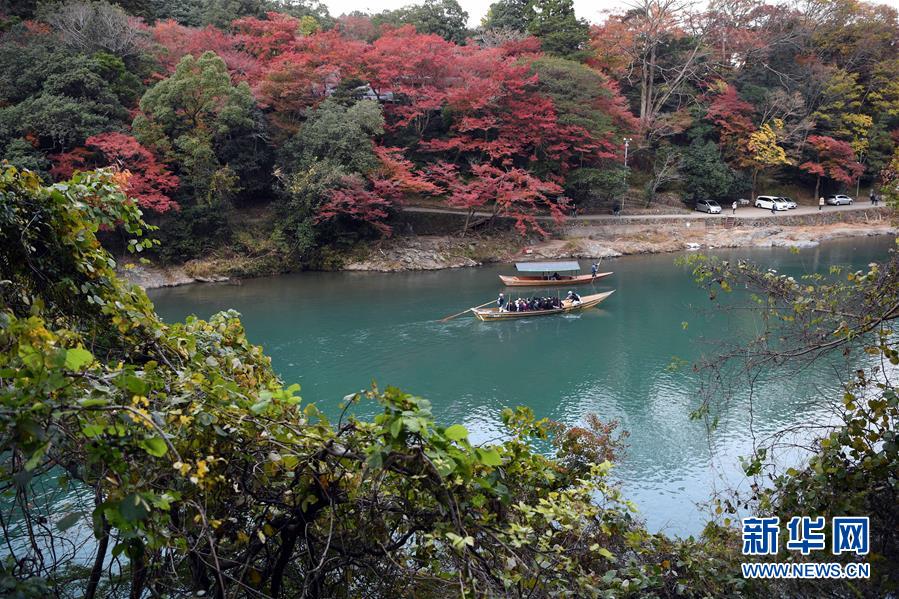 紅葉に彩られた京都の嵐山