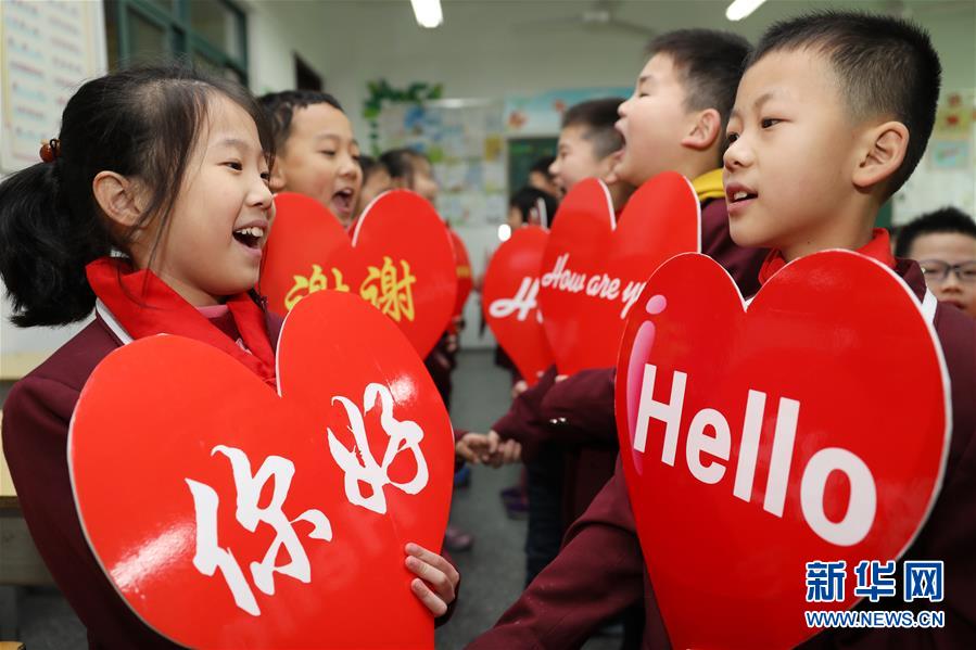 挨拶で温もり伝える　河北省の小学校で「世界ハロー・デー」イベント