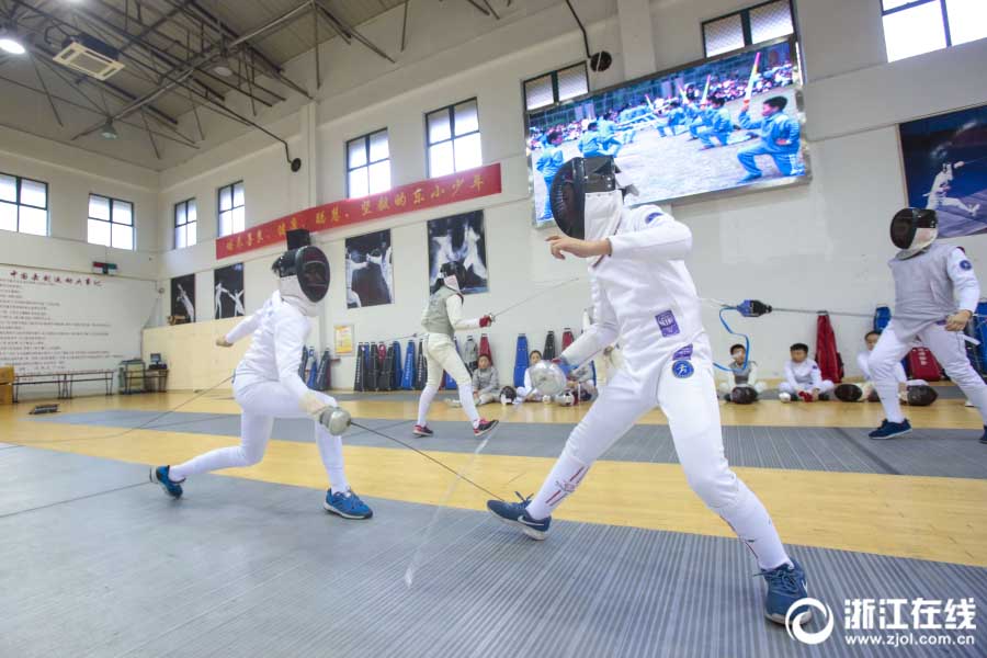中世騎士のような華麗な動き　小学校のフェンシングクラス　杭州市