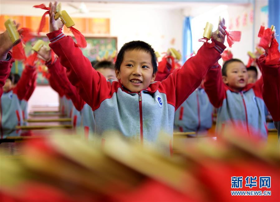 中国伝統の打楽器「手指快板」のリズムに合わせて古典名文を朗読　河北省