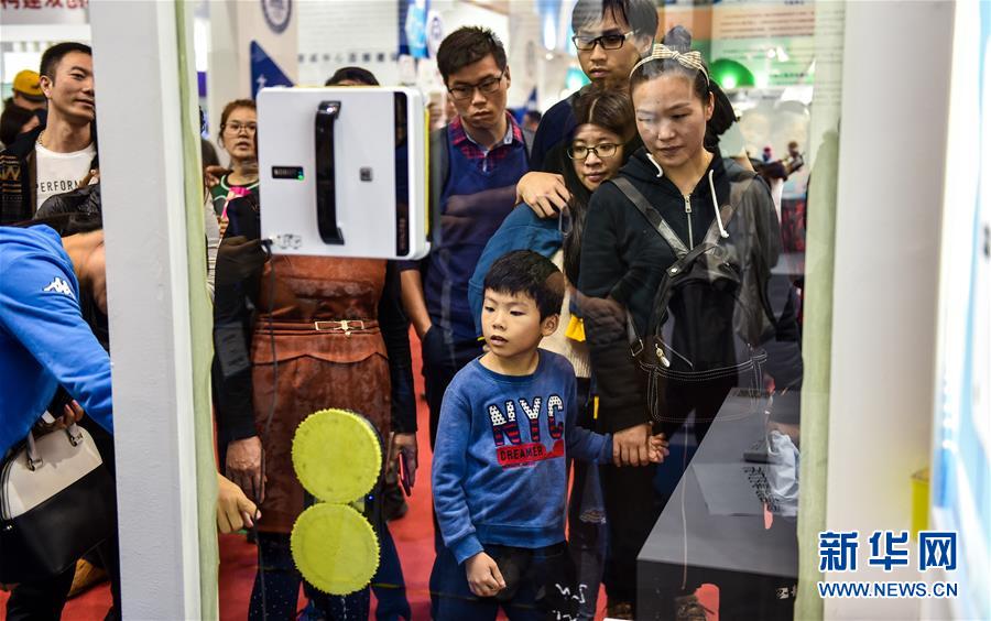 中国国際ハイテク成果交易会で各種ロボットが人気を博す
