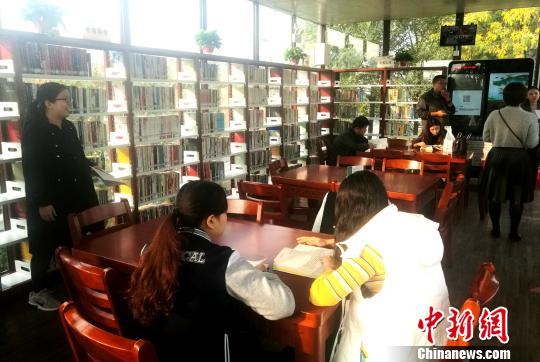 近所のミニ図書館：許昌市の「24時間読書スペース」が人気
