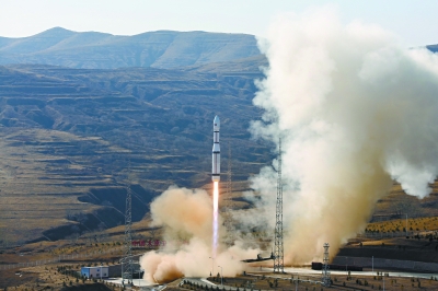 「長征6号」ロケット、衛星3基の同時打ち上げに成功