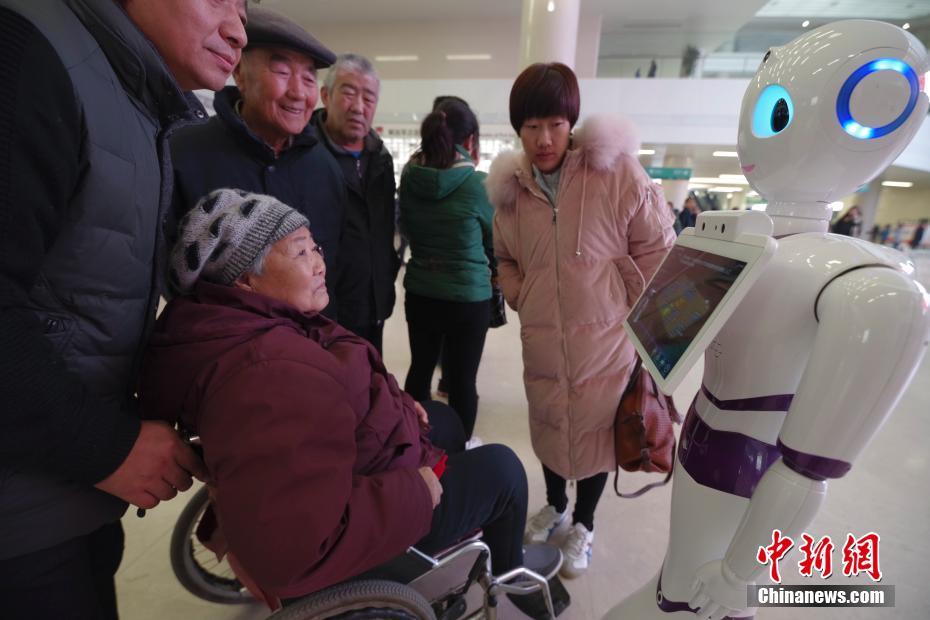 北京市301医院に診察案内人工知能ロボットが登場