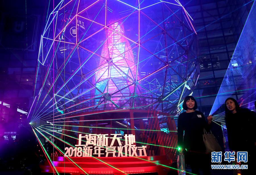 夜に輝くまばゆい光　上海でライトアップイベント開催