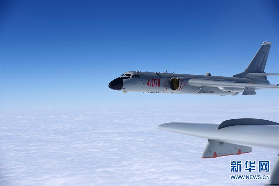 中国空軍爆撃機が南中国海で戦闘巡航