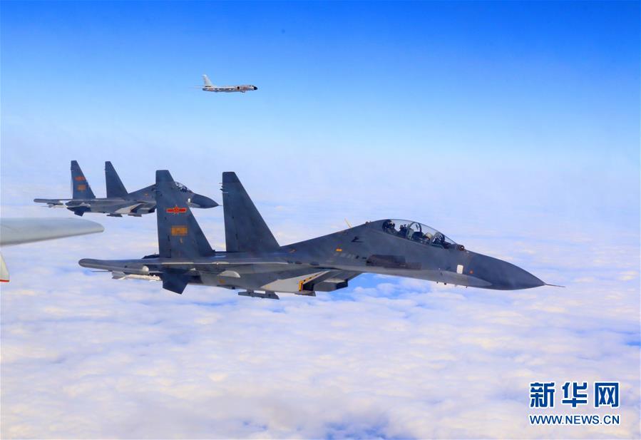 中国空軍爆撃機が南中国海で戦闘巡航
