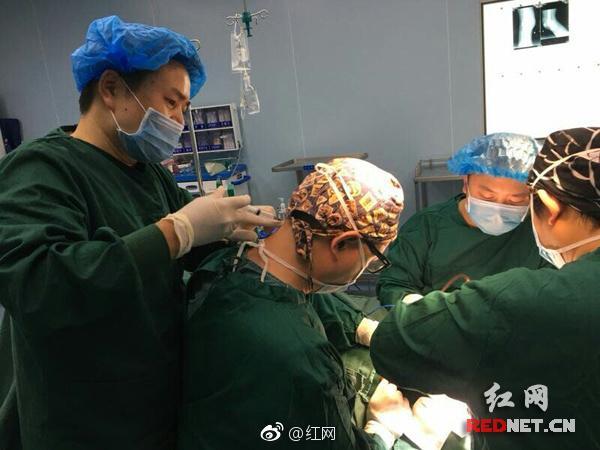 長時間連続オペで体力限界、荒療治でオペ続ける医師　湖南省