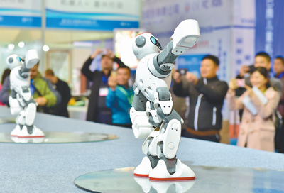 中国義烏国際装備博覧会2017開幕　ロボットがカンフーを披露
