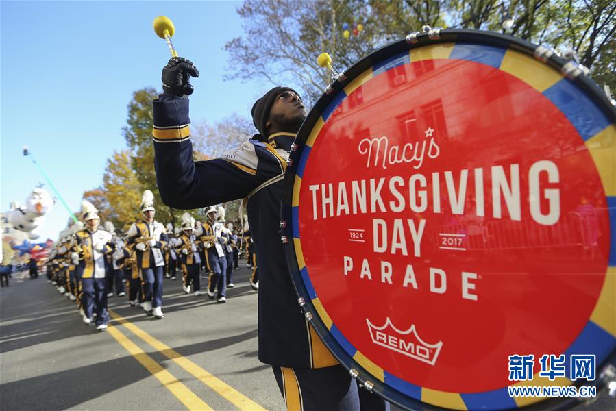 ニューヨークの感謝祭パレード、多くのキャラクターバルーン空を舞う　米国