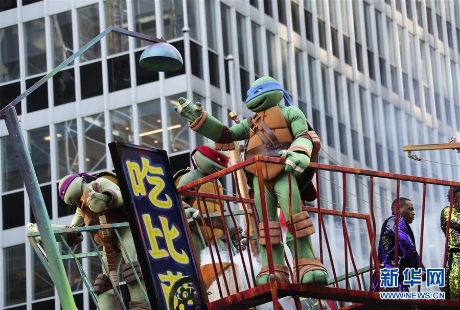 ニューヨークの感謝祭パレード、多くのキャラクターバルーン空を舞う　米国