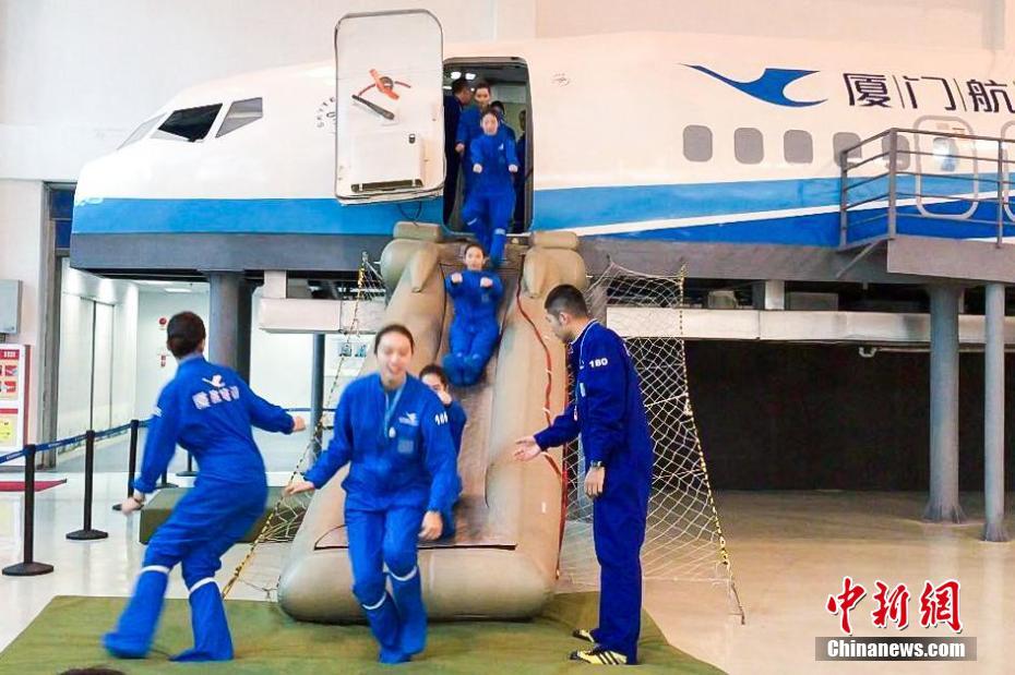 台湾地区の客室乗務員が厦門航空機で初アテンド　