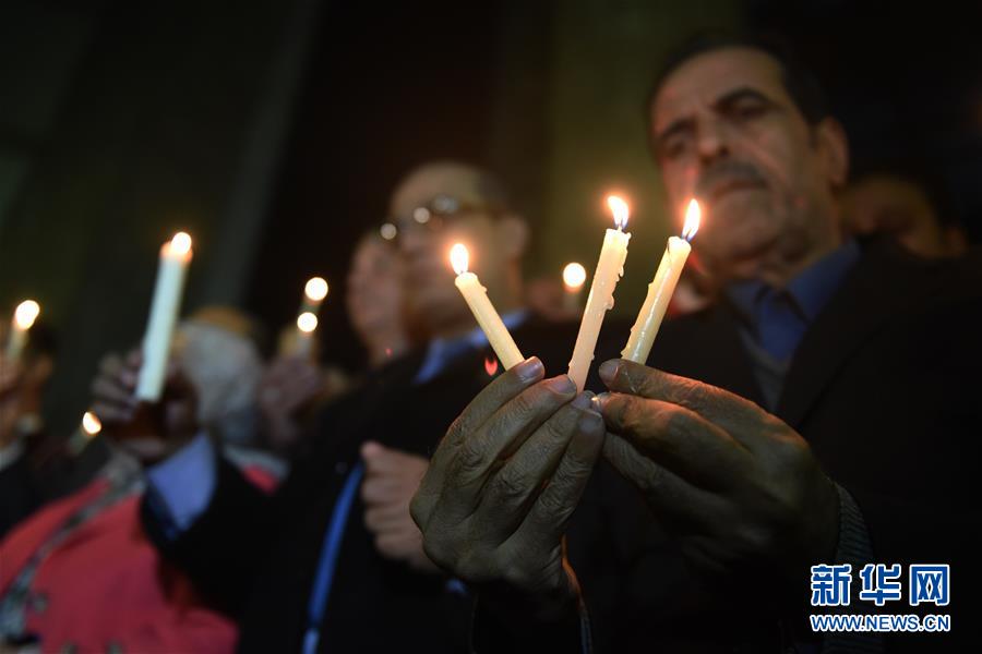 カイロ市民、キャンドルを灯しテロ被害者を追悼　エジプト