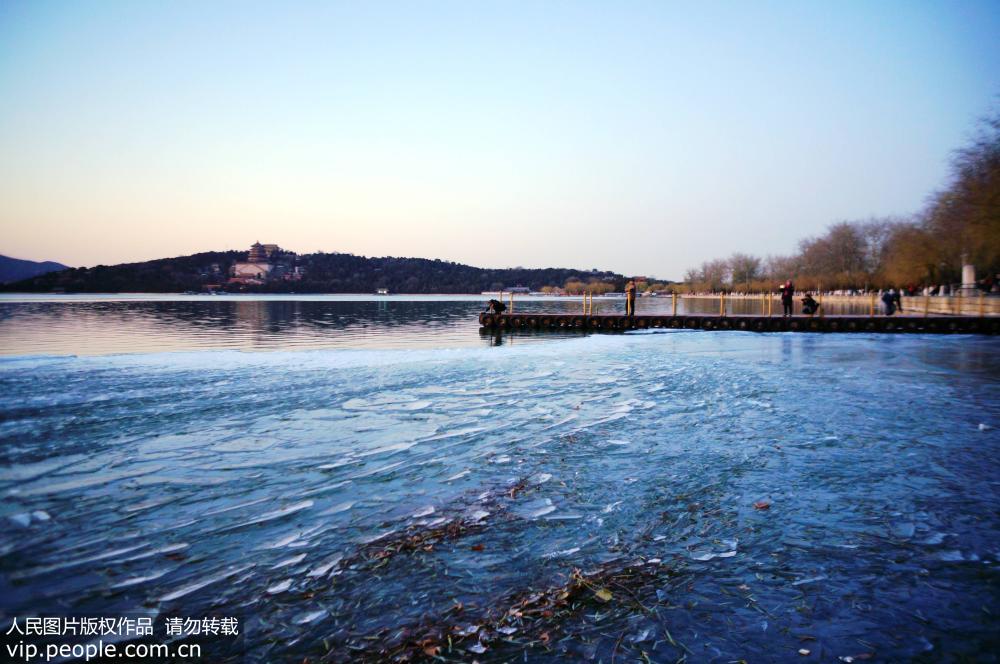 頤和園昆明湖の湖面に映える美しい夕日　北京市