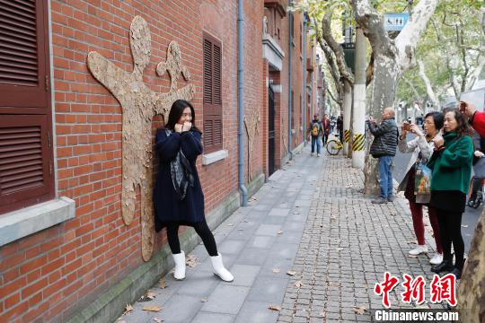 上海市の街中に落ち葉アートスポット登場