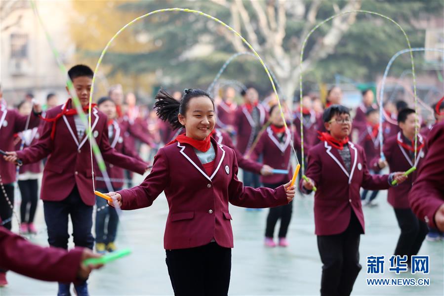 軽快な音楽に合わせて跳ぶ「花式縄跳び」が小学校で流行中　安徽省