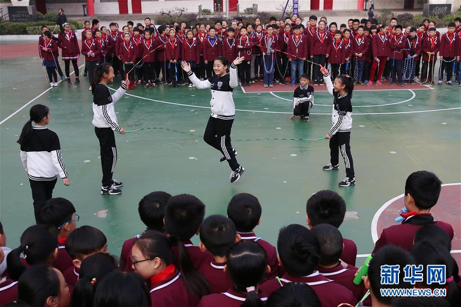 軽快な音楽に合わせて跳ぶ「花式縄跳び」が小学校で流行中　安徽省