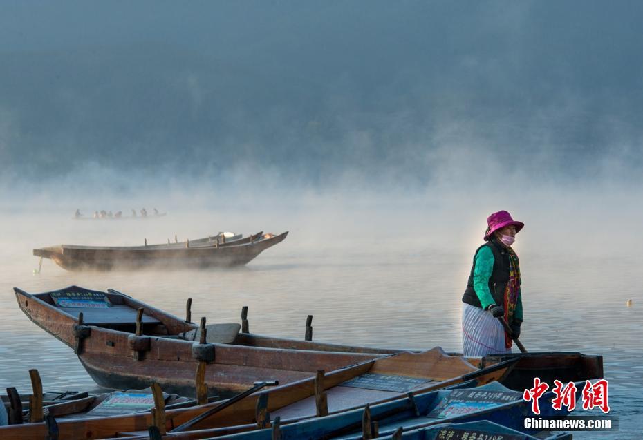 空色に染まる湖面　四川省と雲南省の境に跨る神秘的な瀘沽湖