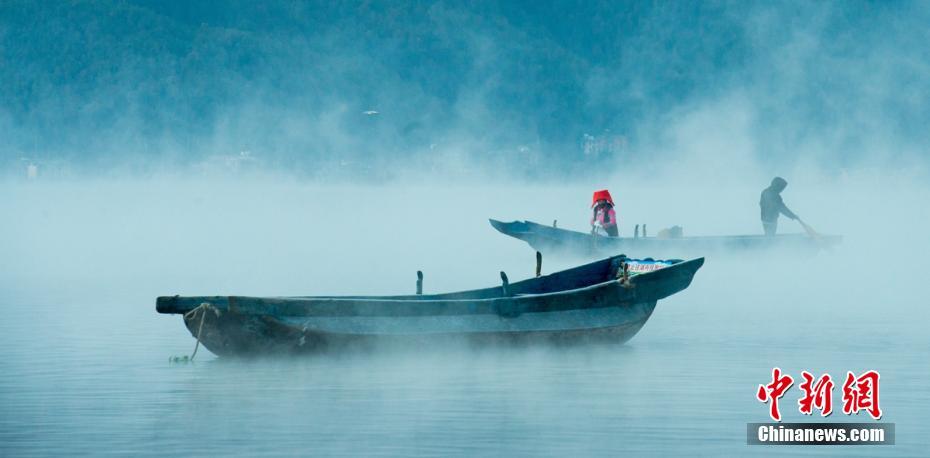 空色に染まる湖面　四川省と雲南省の境に跨る神秘的な瀘沽湖