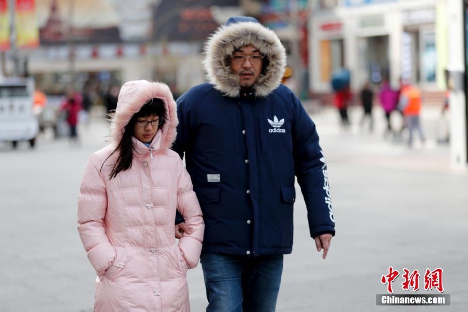 急激な気温低下に見舞われた北京　完全防備で外出する市民　