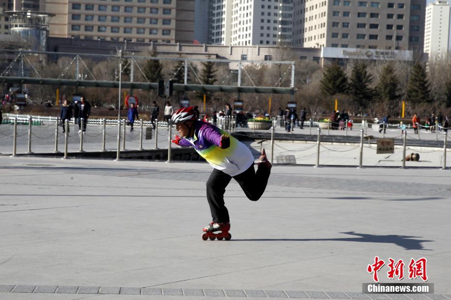 67歳のローラースケートの達人、見事なパフォーマンスを披露 青海省
