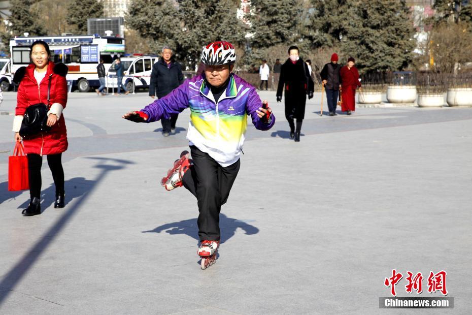 67歳のローラースケートの達人、見事なパフォーマンスを披露 青海省