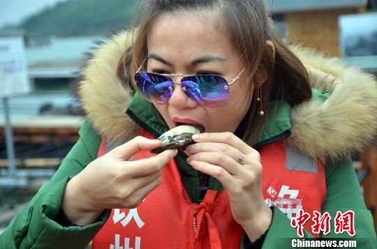 「中国牡蠣の郷」で生牡蠣を堪能 広西