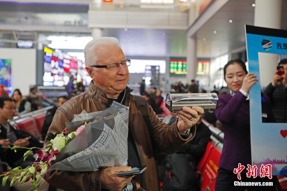 米国人観光客、上海の鉄道駅の今年第1億人目の乗客に