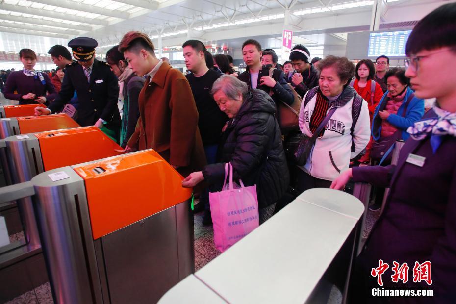 米国人観光客、上海の鉄道駅の今年第1億人目の乗客に