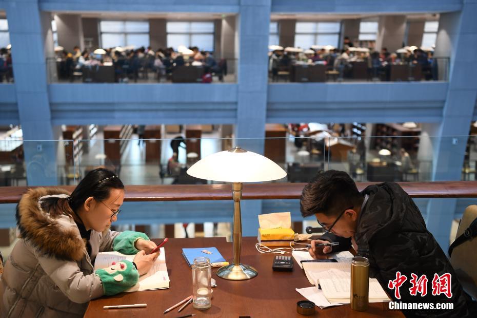 受験生たちで溢れかえる図書館の自習室　山西省