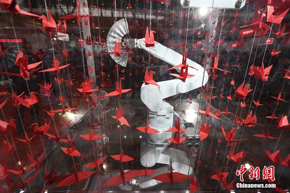 ロボットによる「広場ダンス」パフォーマンス 世界スマート製造大会2017