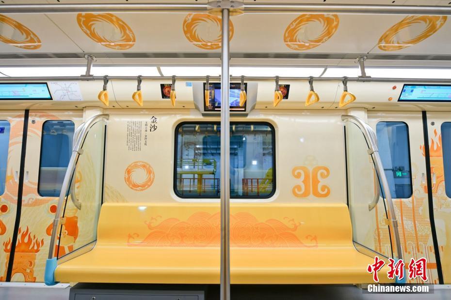 メインカラーは黄金色　金沙文化テーマ車両の成都地下鉄7号線が試運転開始