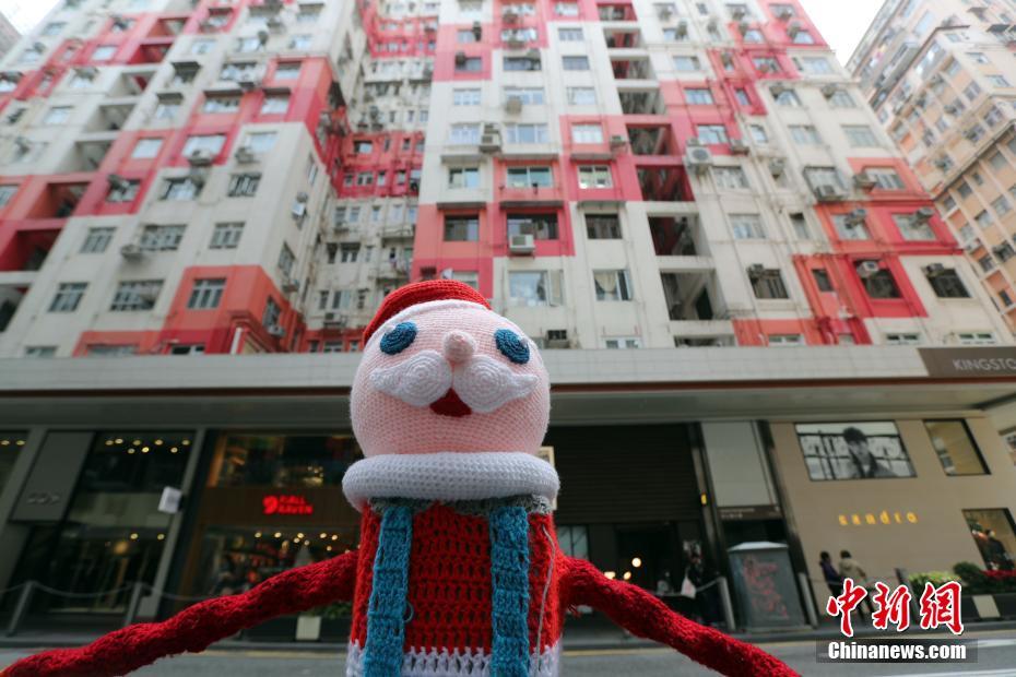 香港の街中に彩り添える　ガードパイプを飾る手編みのクリスマスキャラ