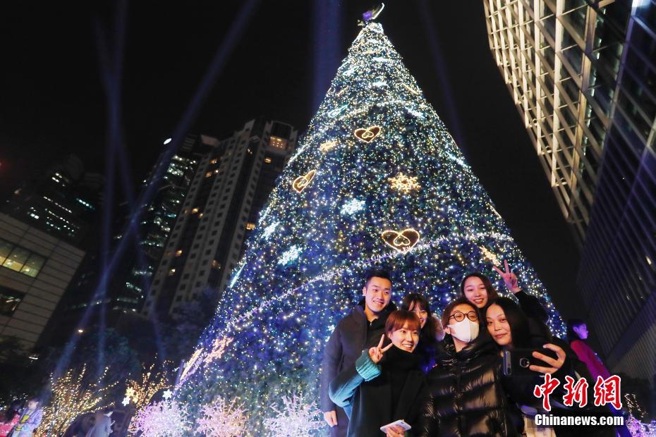 上海の街中に高さ23メートルのクリスマスツリー点灯