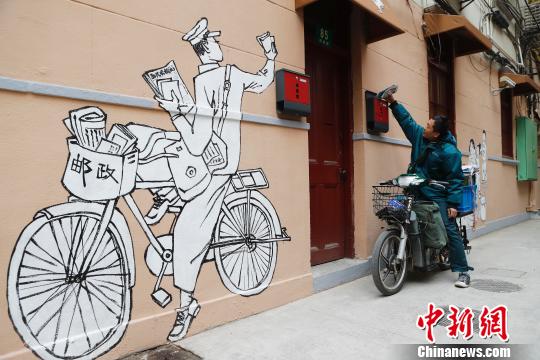 上海風アートで路地の壁に昔ながらの上海の暮らし描く　